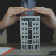 המדריך המלא לביטוח צד ג' בבניין משותף: על מי האחריות כשהשליח מחליק בלובי? (וכל מה שוועד הבית חייב לדעת)