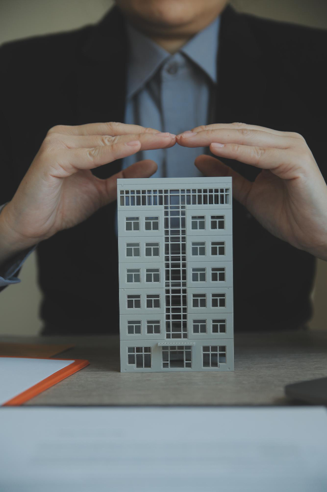 המדריך המלא לביטוח צד ג' בבניין משותף: על מי האחריות כשהשליח מחליק בלובי? (וכל מה שוועד הבית חייב לדעת)